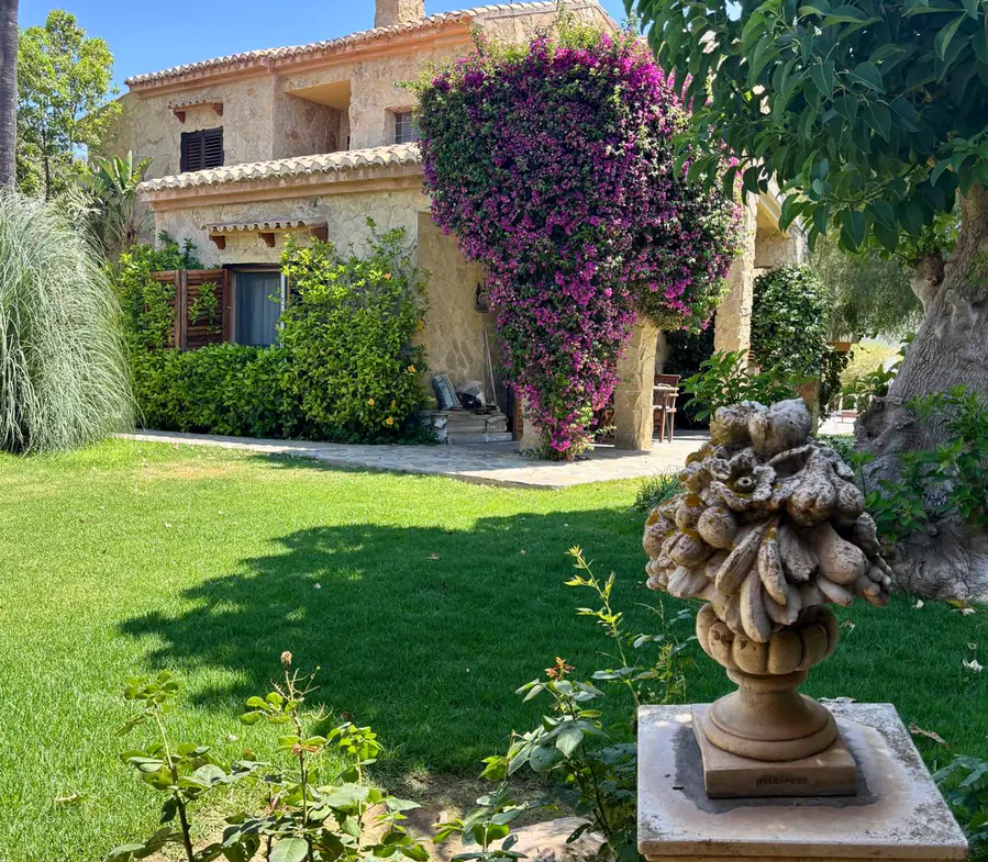 04-los-monasterios-villa-landscaped-garden