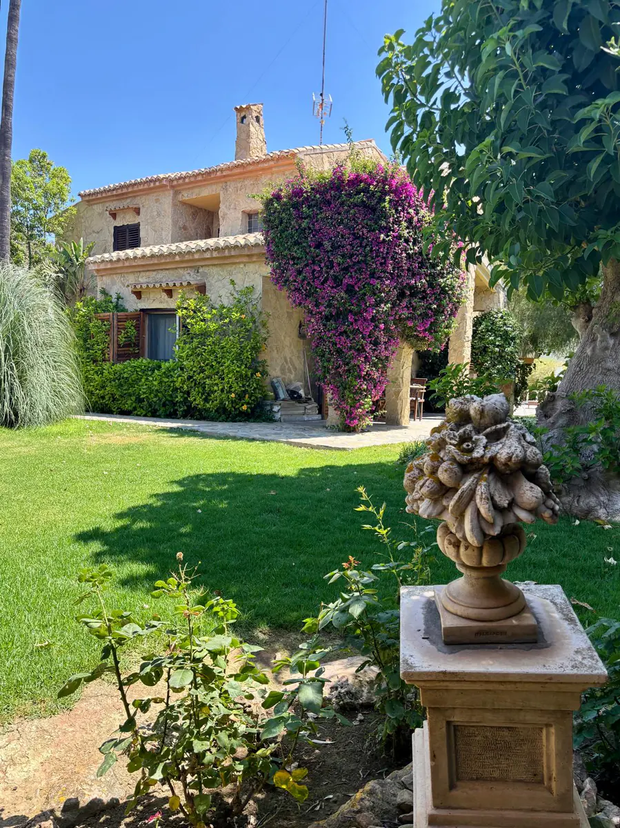 04-los-monasterios-villa-landscaped-garden