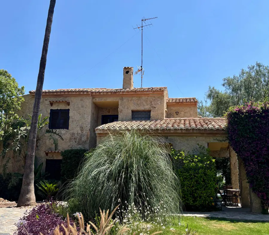 05-los-monasterios-villa-front-garden