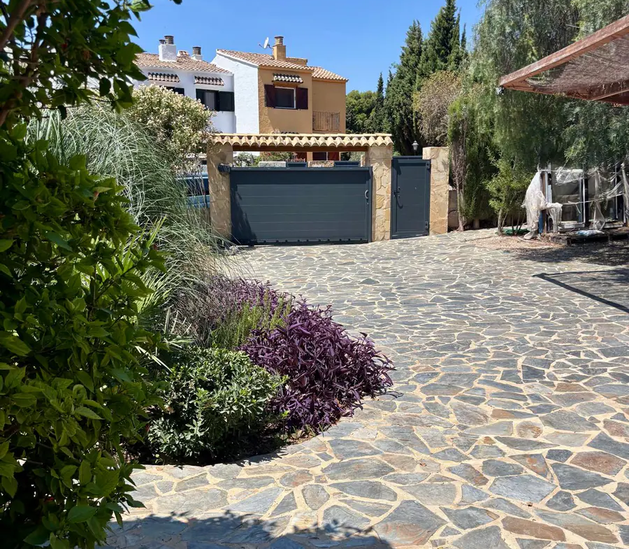 07-los-monasterios-villa-private-entrance