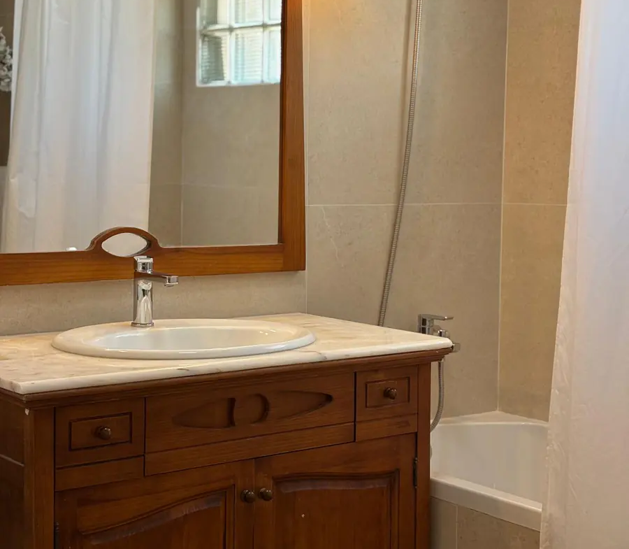 13-los-monasterios-villa-family-bathroom